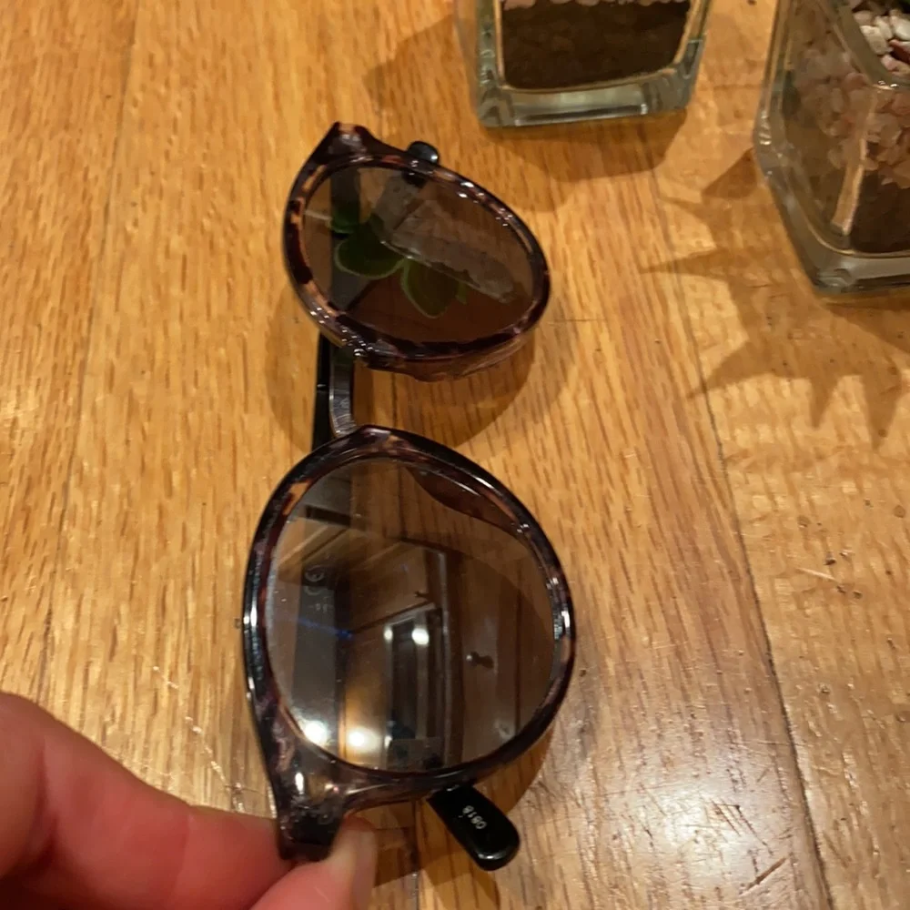 Guess Designer Sunglasses with Mirror Lenses 😎 - Picture 10 of 11